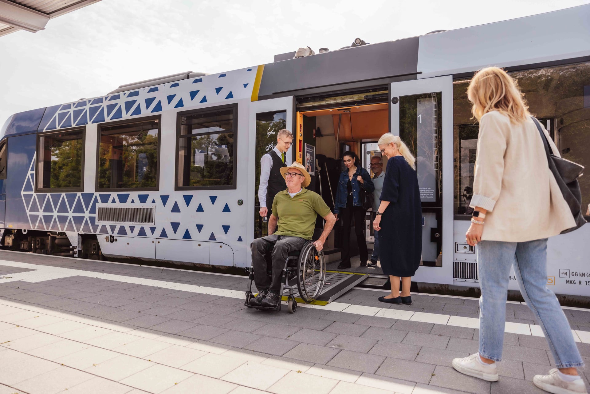 Rollstuhlfahrer verlässt Zug